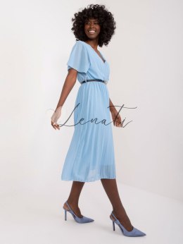 Jasnoniebieska midi sukienka plisowana z paskiem