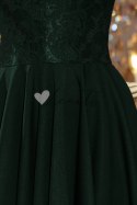 NICOLLE - sukienka z dłuższym tyłem z koronkowym dekoltem - CIEMNA ZIELEŃ Numoco
