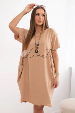 Sukienka z kieszeniami i wisiorkiem camelowa