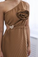 Elegancka sukienka plisowana z kwiatem camelowa