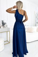 Długa połyskująca suknia na jedno ramię z kokardą - GRANATOWA Numoco